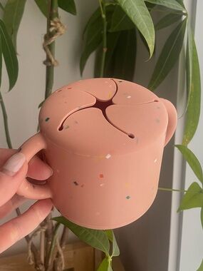 Mushie silicon confetti pink toddle snack cup